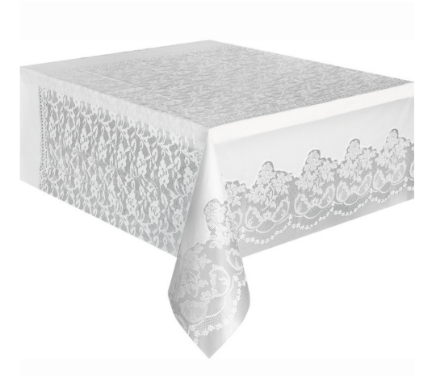 Bílý plastový ubrus s krajkovým potiskem o rozměru 137 × 274 cm na obdélníkovém stole